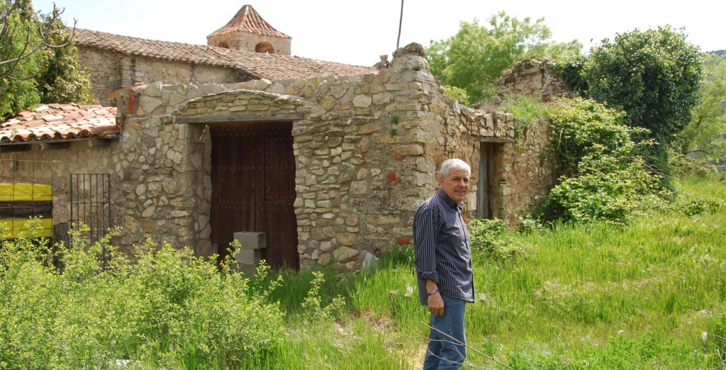 Esblada (Pble semi abandonat) i queda el Restaurant) (26)